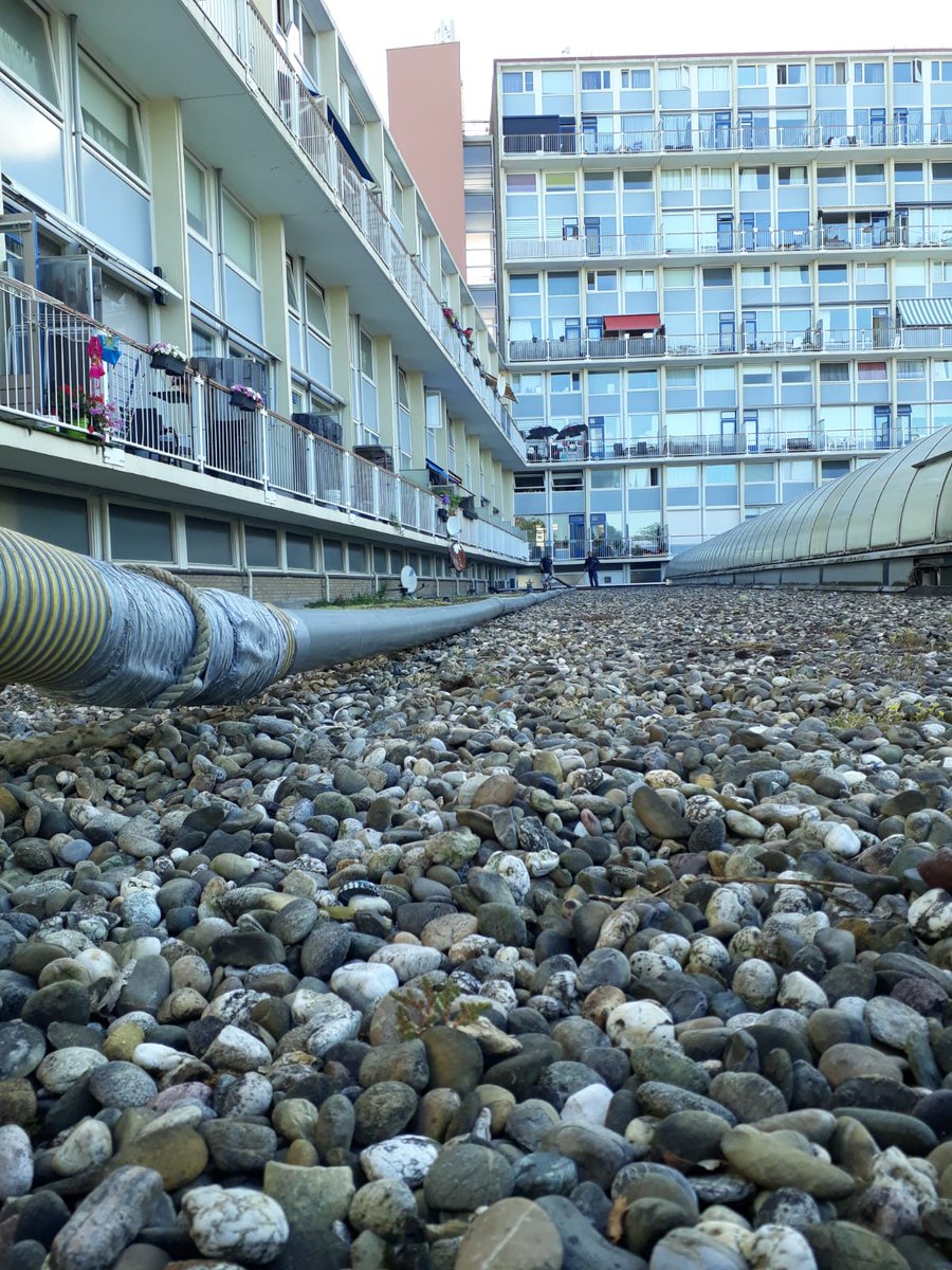 Mooie foto's uit Vlissingen. Zoals hierop te zien is kunnen we ook grote afstanden overbruggen met ons wagenpark. Onze vacupresswagens hebben een grote zuig- en blaascapaciteit, die (bijna) alle droge stoffen via slangen pneumatisch kunnen transporteren. 
fihuma.nl/dakgrind