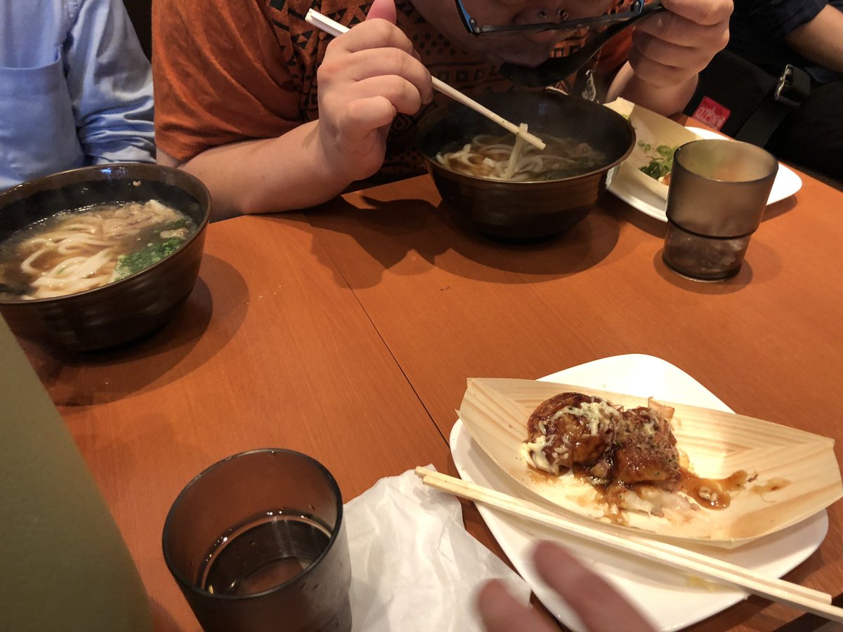 hydden0310's tweet photo. 打ち上げなう。 かすうどんとたこ焼き #LightBitSalon https://t.co/zu2HBnKJEj