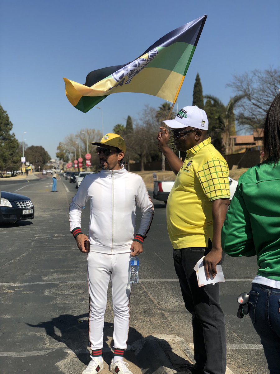 Jus_Khanyi's tweet photo. Chairman @Geoff_Makhubo is on Lever Rd in Midrand engaging motorists. Letโs #voteANC on the 24th of July #ANCMidrand #GrowingGautengTogether https://t.co/3FJaLSXETx