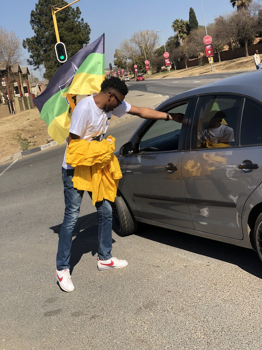 Jus_Khanyi's tweet photo. Chairman @Geoff_Makhubo is on Lever Rd in Midrand engaging motorists. Letโs #voteANC on the 24th of July #ANCMidrand #GrowingGautengTogether https://t.co/3FJaLSXETx
