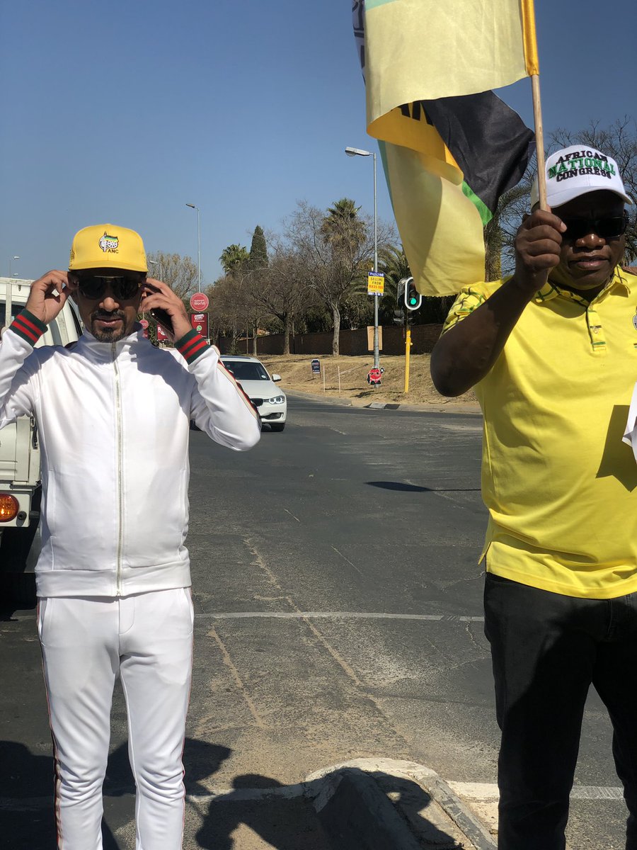 Jus_Khanyi's tweet photo. Chairman @Geoff_Makhubo is on Lever Rd in Midrand engaging motorists. Letโs #voteANC on the 24th of July #ANCMidrand #GrowingGautengTogether https://t.co/3FJaLSXETx