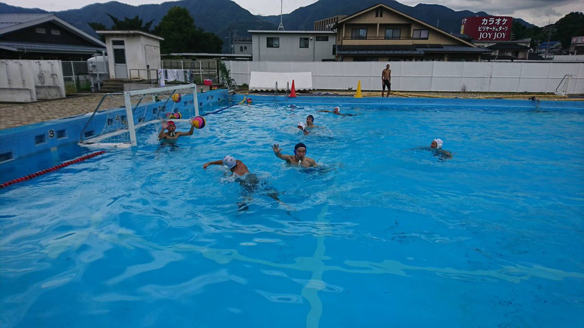 UH_swim's tweet photo. 三連休が始まりました。集まりが悪かったり、離脱者が出たり…なかなか全員揃わないのは15年くらい同じです。
見よう見真似でゲーム形式もやりながら、来週末の試合に備えます。
そうそう、明日、テレビの取材が来ます！ https://t.co/h4HjU11EZU