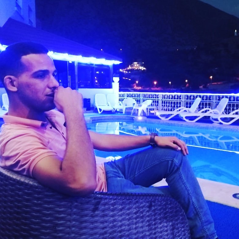 الأمواج الهادئة، لا تصنع بحارة جيدين والسماء الصافية لا تصنع طيارين ماهرين، وكذلك هي الحياة بدون صعوبات، لا تصنع أشخاصًا أقوياء.