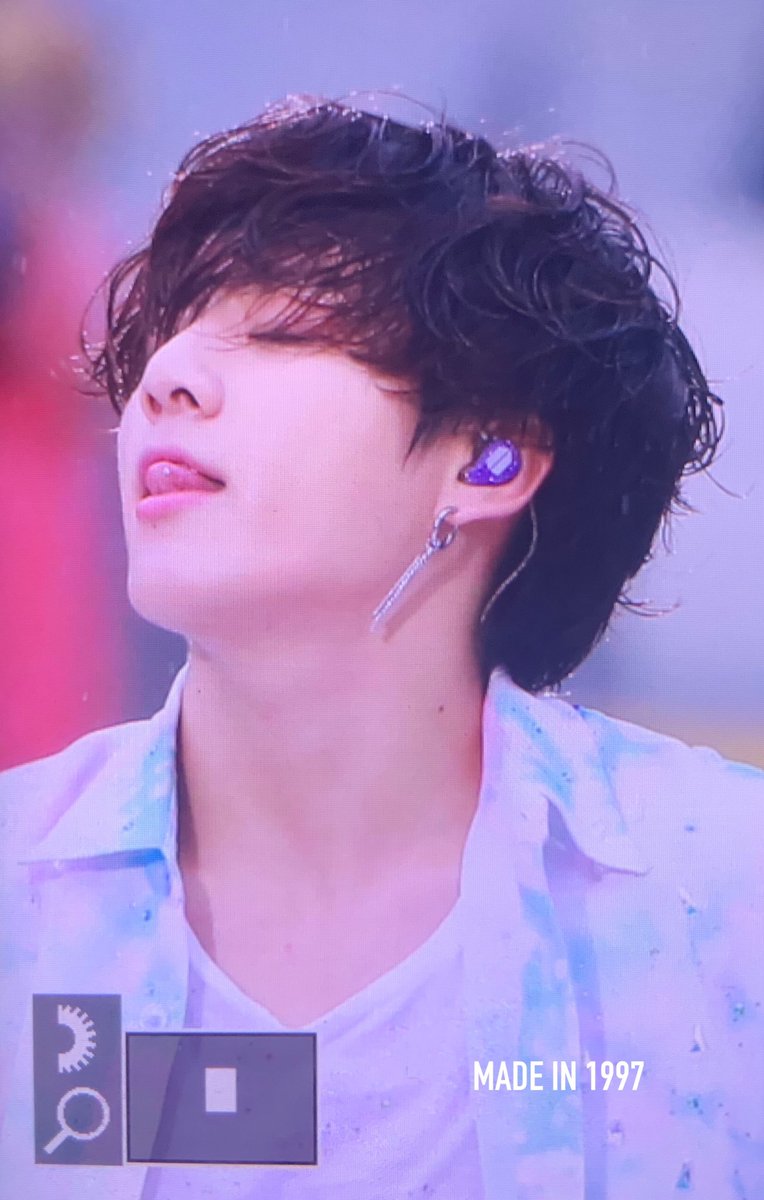 madein1997_jk's tweet photo. 190713 SHIZUOKA #정국 #BTS #JUNGKOOK @BTS_twt 여러분 정국이가 비가 맞아서 더 섹시한다고 했다네요..섹시남 https://t.co/KoIAHw60Da