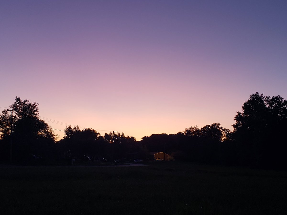 AvalonHRD's tweet photo. Sunrise in valley station. Brought to you by a dog who thinks shes a rooster. #DogWithAnIdentityComplex @MarcWeinbergWX https://t.co/Otjt4OEyC1