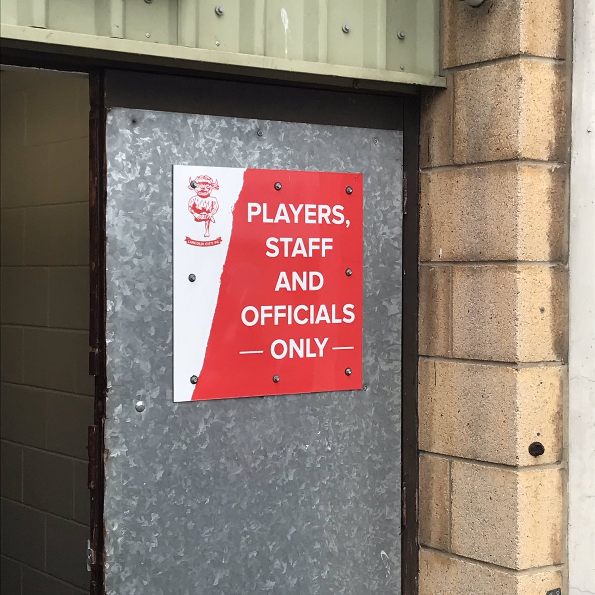 adam3oxley's tweet photo. Arrived at Sincil Bank with other members of the media on #BruceWatch. Club expected SB to travel so we shall see. Owls bus due shortly.
@footballheaven #swfc #nufc https://t.co/jyXkejVw2h