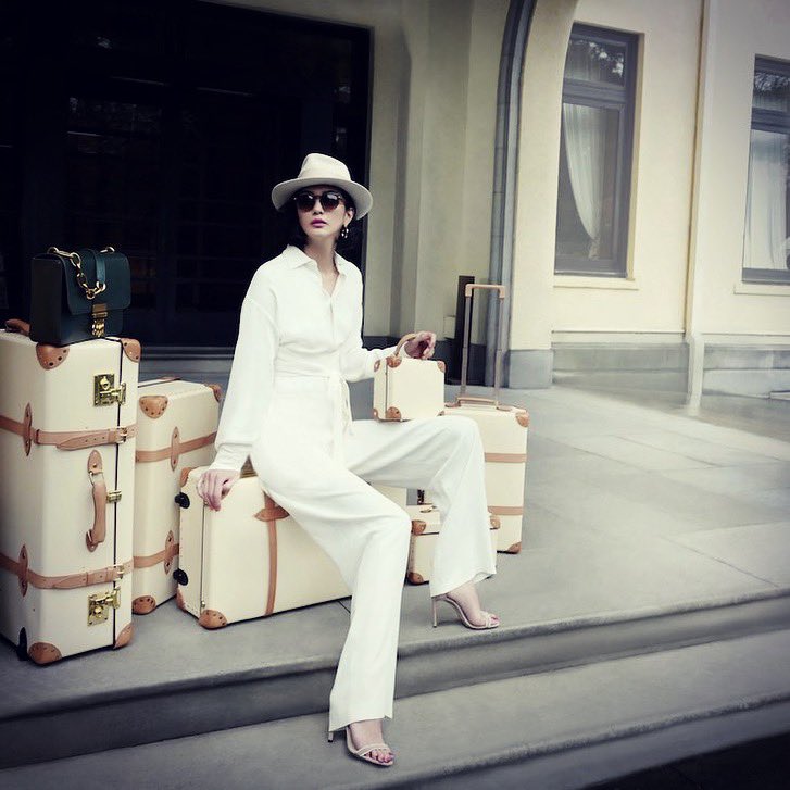 AnjuAnjujp's tweet photo. Dear Woman:16 撮影
優雅なトリップ model #小泉深雪さん のノーブルな美しさが引き立つ旅支度✨
たまには機材バックじゃない旅がしたいな♡
#fujinkouron #termwork #YoshiyukiMayama #abe_paris #yukitakeshima #akanechuma #naokokikuchi #anjuphotographer #安珠写真家 https://t.co/tr3aRsQxpd