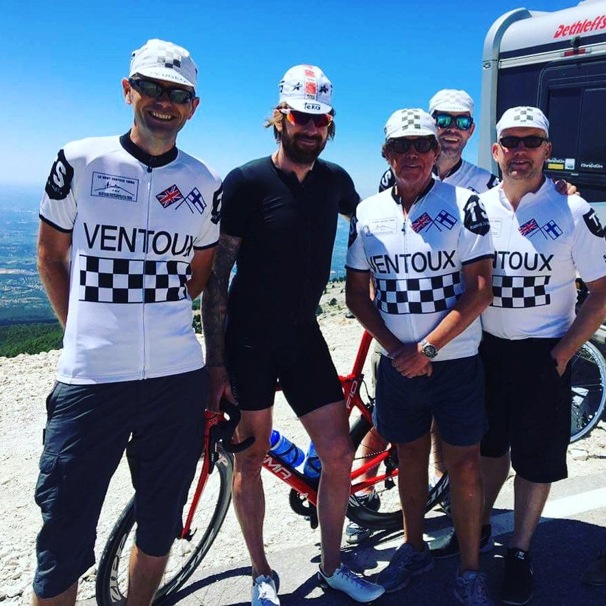 JohnHutley5's tweet photo. 2 years ago today meeting @SirWiggo on Ventoux at the 50th Anniversary of the death of Tom Simpson with the @SnookCycling boys. #tommysimpson #durhamborn #legends https://t.co/v20qCLWSQu