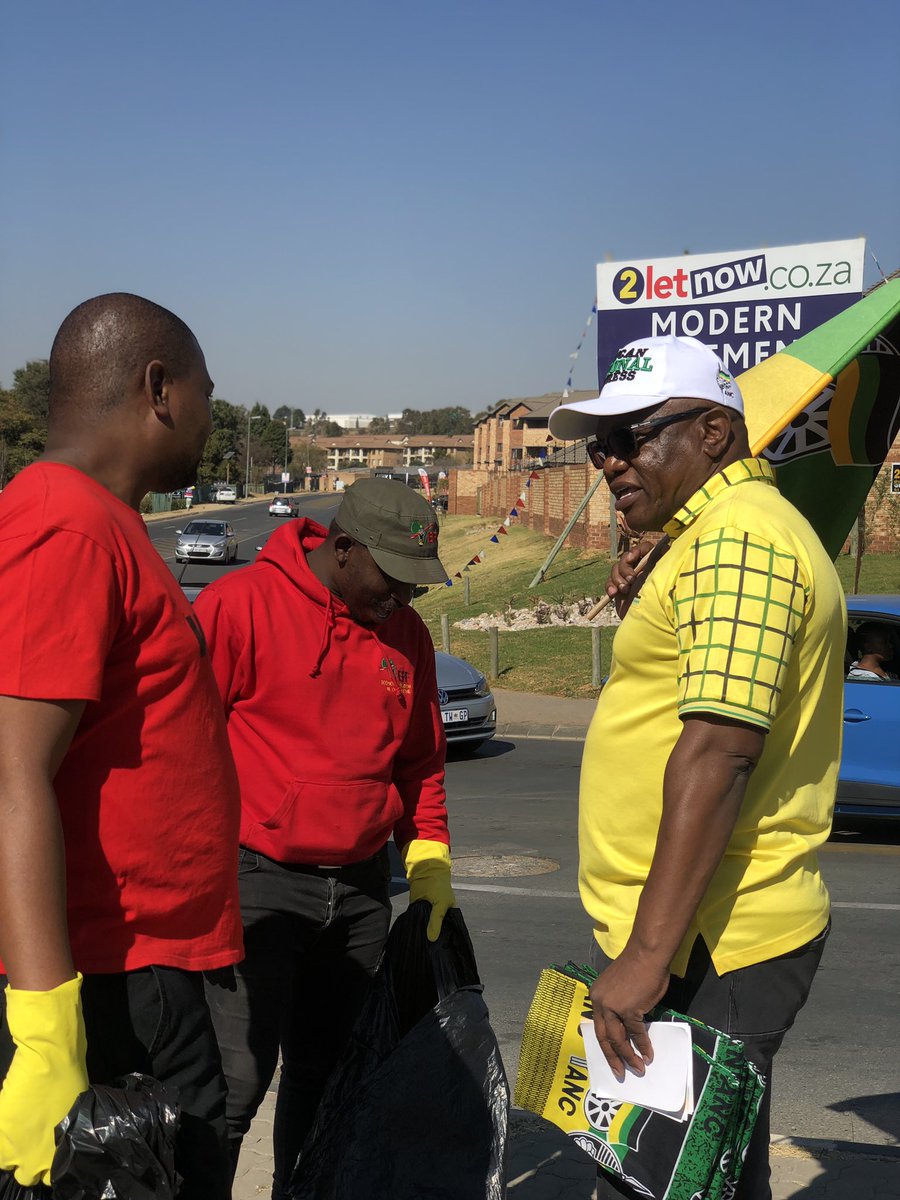 Jus_Khanyi's tweet photo. Chairman of the Region @Geoff_Makhubo engaging Fighters ๐๐ #ANCMidrand #ThumaMina #GrowingGautengTogether https://t.co/QpopU1HyfM