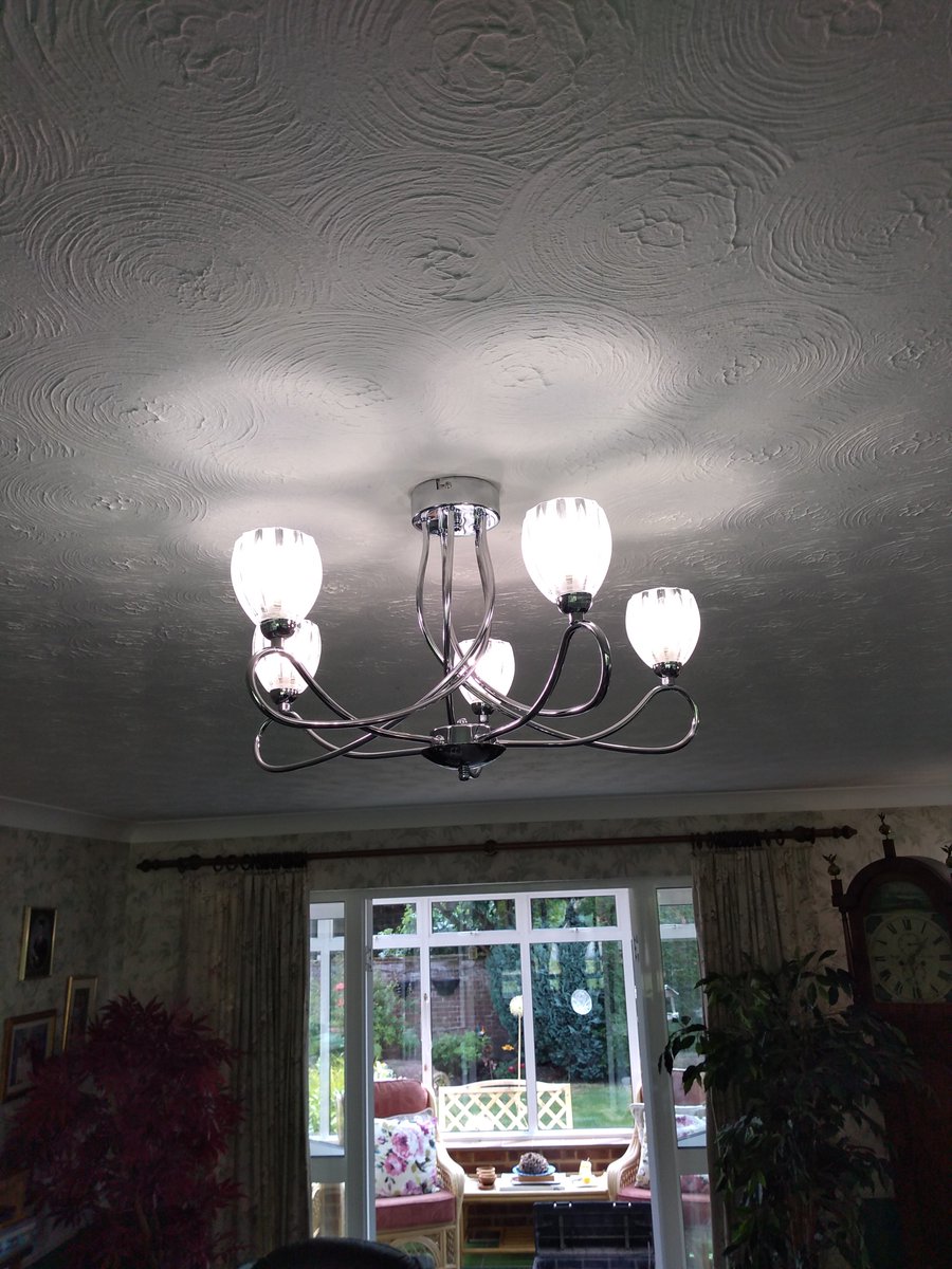 ElectricGraeme's tweet photo. Installing an elegant new chandelier, as chosen by the client. https://t.co/C7eo46z1rt