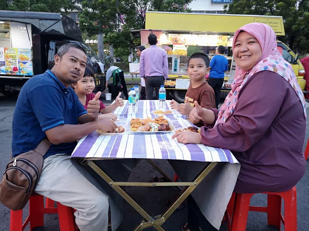 Chicken_Royale's tweet photo. Nikmat petang petang ni makan dgn family....kan ;)
#CRtribe #chickenroyale #keluargabahagia #familytime #bandartunhusseinonn #nasiteja #ayamperiperi #periperichicken #nasimahsuri #setbadang #badang https://t.co/wV0aQfSP9D