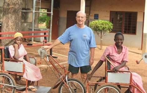 Ghana : Aidé par les jeunes de la rue, un missionnaire fabrique des tricycles pour les handicapés D_WcHIbUwAAxVYI?format=jpg&name=small