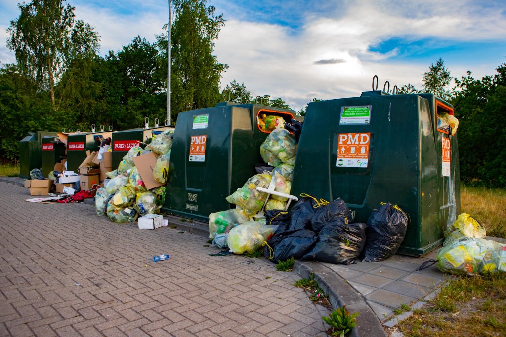 bfhsum's tweet image. Afvalinzamelingsplaats aan Van Ghentlaan (op de gens van #Hilversum-#Loosdrecht) is één grote puinzooi, waardoor er veel #zwerfafval ontstaat. De capaciteit van de containers blijkt niet afdoende gooieneembode.nl/reader/137567/… @annesdejongd66  @JanKastje @GADgooienvecht @pieterbroertjes