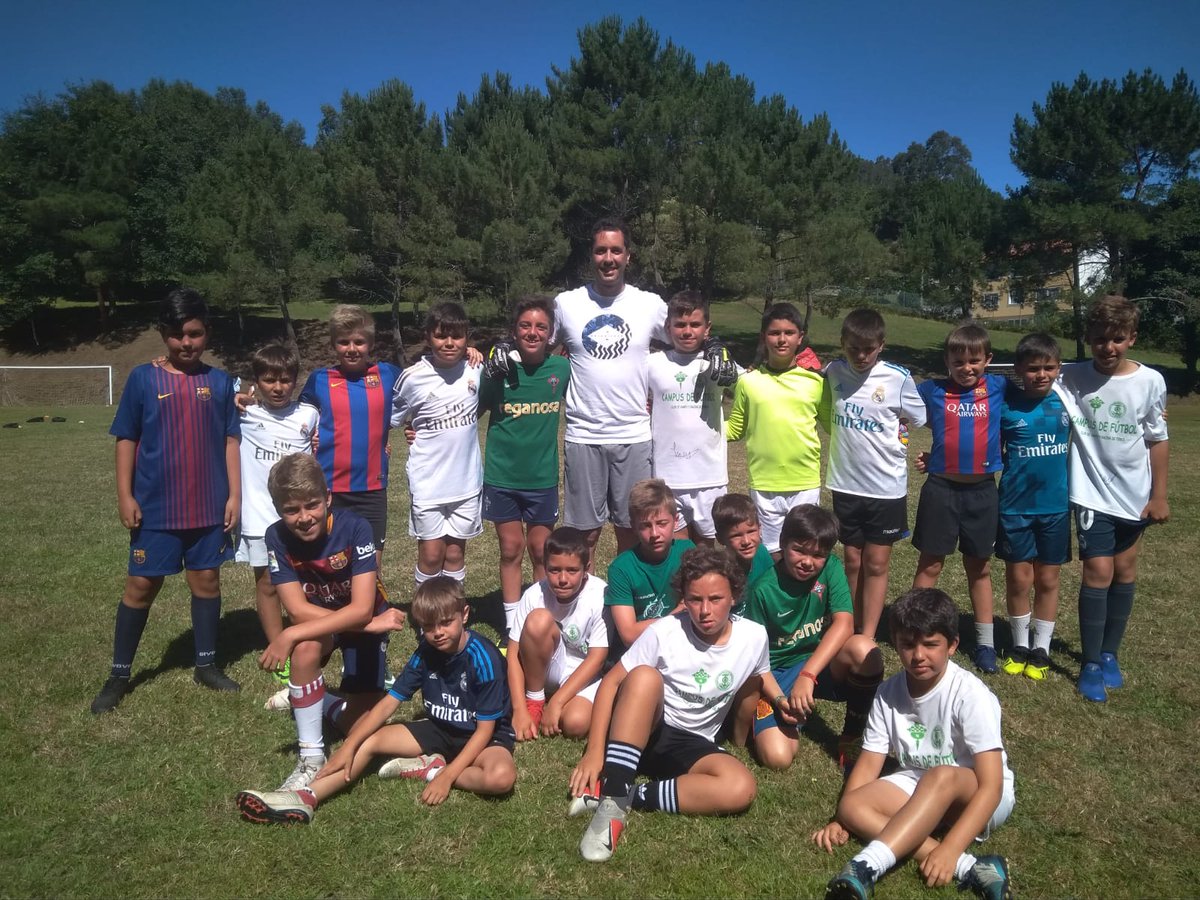 ClubDeCampo2's tweet photo. Paco, portero del As Pontes y ex jugador del Racing visitó nuestro Campus. https://t.co/JsOvQ6MYuI