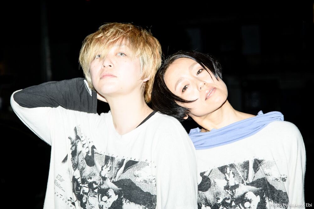 mujuck_shimogo's tweet photo. 8／4出演アーティスト紹介
ラビラビ

「縄文トランス」の異名を持ち、声と打楽器そのものをCreative Sourceにダンスミュージックと呼ばれるありとあらゆるシーンを縦横無尽に渡る希少種のドラゴンスター'girled'ユニット。動力は LOVE。
https://t.co/bESsDUOnlu
https://t.co/fUsm8QsyqE
#RABIRABI https://t.co/Cy379JpvAj