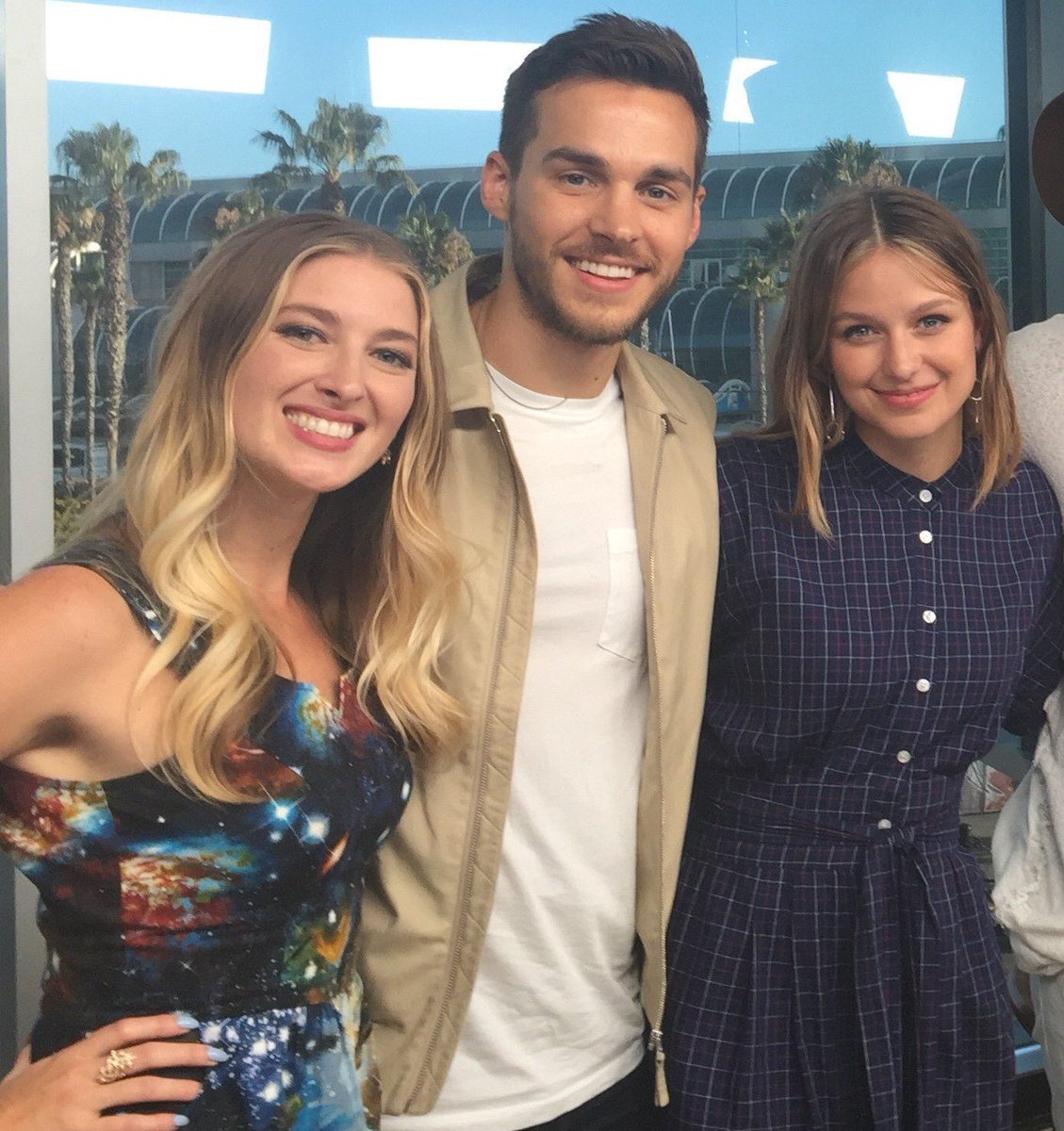 federicapaparo's tweet photo. Due anni di distanza e rimane il Comic Con più bello.
Melissa e Chris erano raggianti ❤️
P.s l’unica cosa indecente il vestito di Mel 😂 #melwood #melissabenoist #chriswood #comiccon2017 https://t.co/CxRyFoapRO