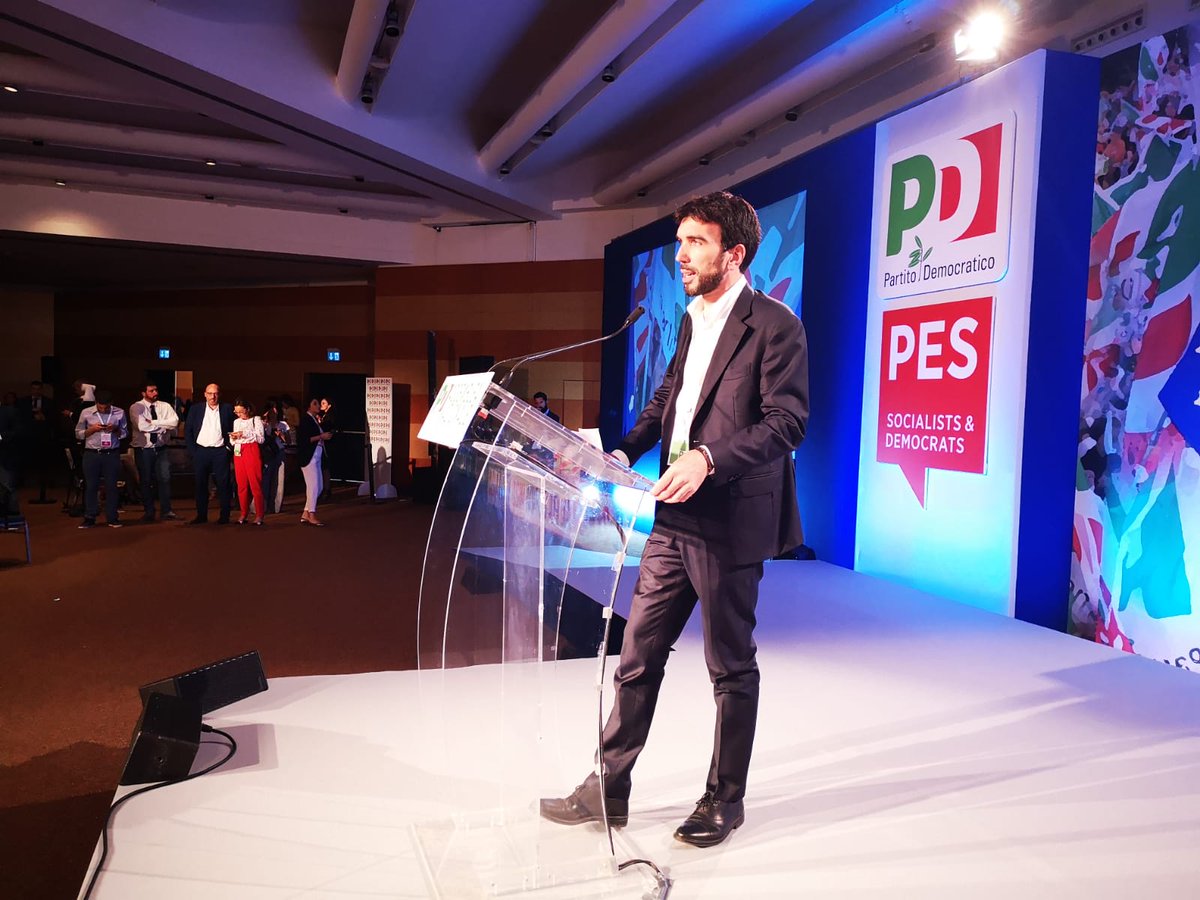 Dobbiamo lavorare tutti insieme per costruire l'alternativa. Essere all'altezza del cambiamento perchè la forma è sostanza in politica. Dobbiamo costruire un nuovo rapporto con la società ed aggiornare la nostra vocazione di partito radicato. <a href="/maumartina/">Maurizio Martina</a> #AssembleaPD