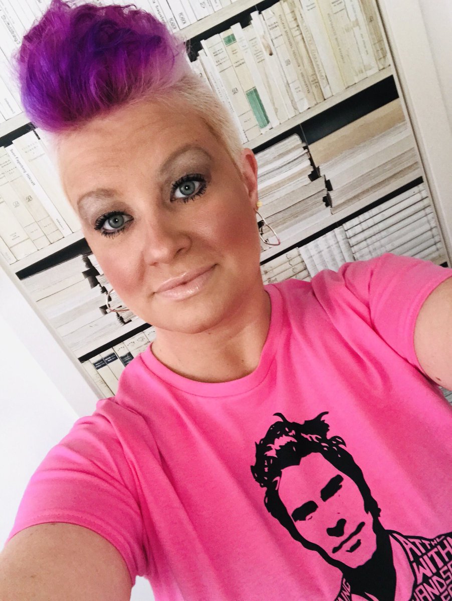 LoobyDooby22's tweet photo. Love my new tee!! Thank you @AJAARTANDDESIGN once again 👌🏼 #topgirlfan #talent #sterophonics #athousandtrees @stereophonics #pinktee #favecolour 💗🖤💗🖤💗 https://t.co/D4kXBSct6i
