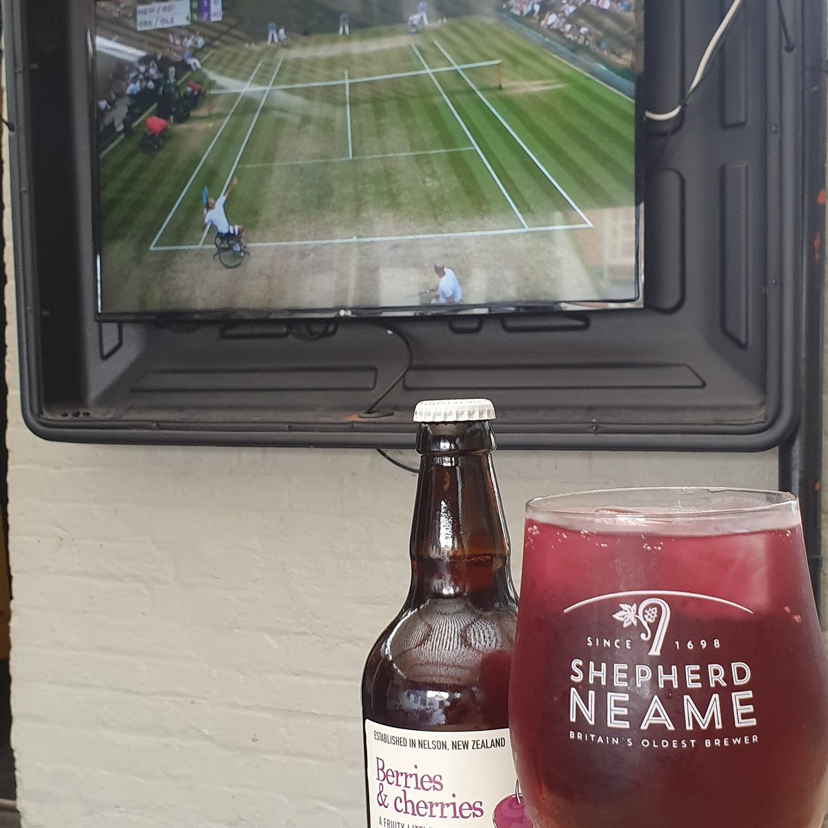 KingsArmsRH4's tweet photo. Wimbledon will be playing live all day in our garden! Come down and join us while sipping a refreshing #oldmoutcider or why not try one of our tasty #ales. #thekingsarmsdorking #wimbledon2019 #liveallday #refreshingcider #shepherdneame https://t.co/v5HseinUtX
