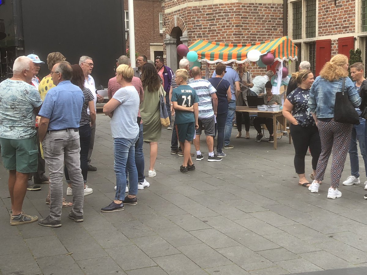 Traditie: de Gennepse Vierdaagse wandelaars krijgen het enige echte originele Vierdaagse shirt. Dit keer in het teken van het Jaar van de Ontmoeting. Wandelaars heel veel plezier en succes toegewenst!