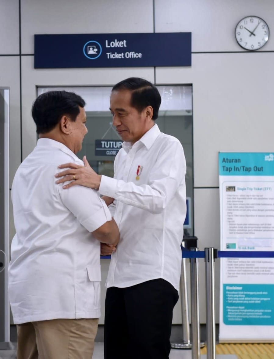 Saya mengajak Pak Prabowo naik kereta MRT dari Stasiun Lebak Bulus sampai Senayan, pagi tadi. Ini pertemuan dua orang sahabat yang sudah lama direncanakan.

Kesempatan bertemu ini juga untuk mengenalkan MRT kita. Saya tahu Pak Prabowo belum pernah mencoba MRT hehe.