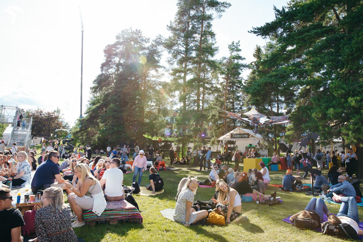 Tiksissä on huippufiilis ja -oltavat! 👌 ✨ 💛 😎 
📸: <a href="/KonstaLinkola/">Konsta Linkola</a> 
#tikkurilafestivaali #juhlitaanyhdessä #kesä2019 #kesä #heinäkuu
