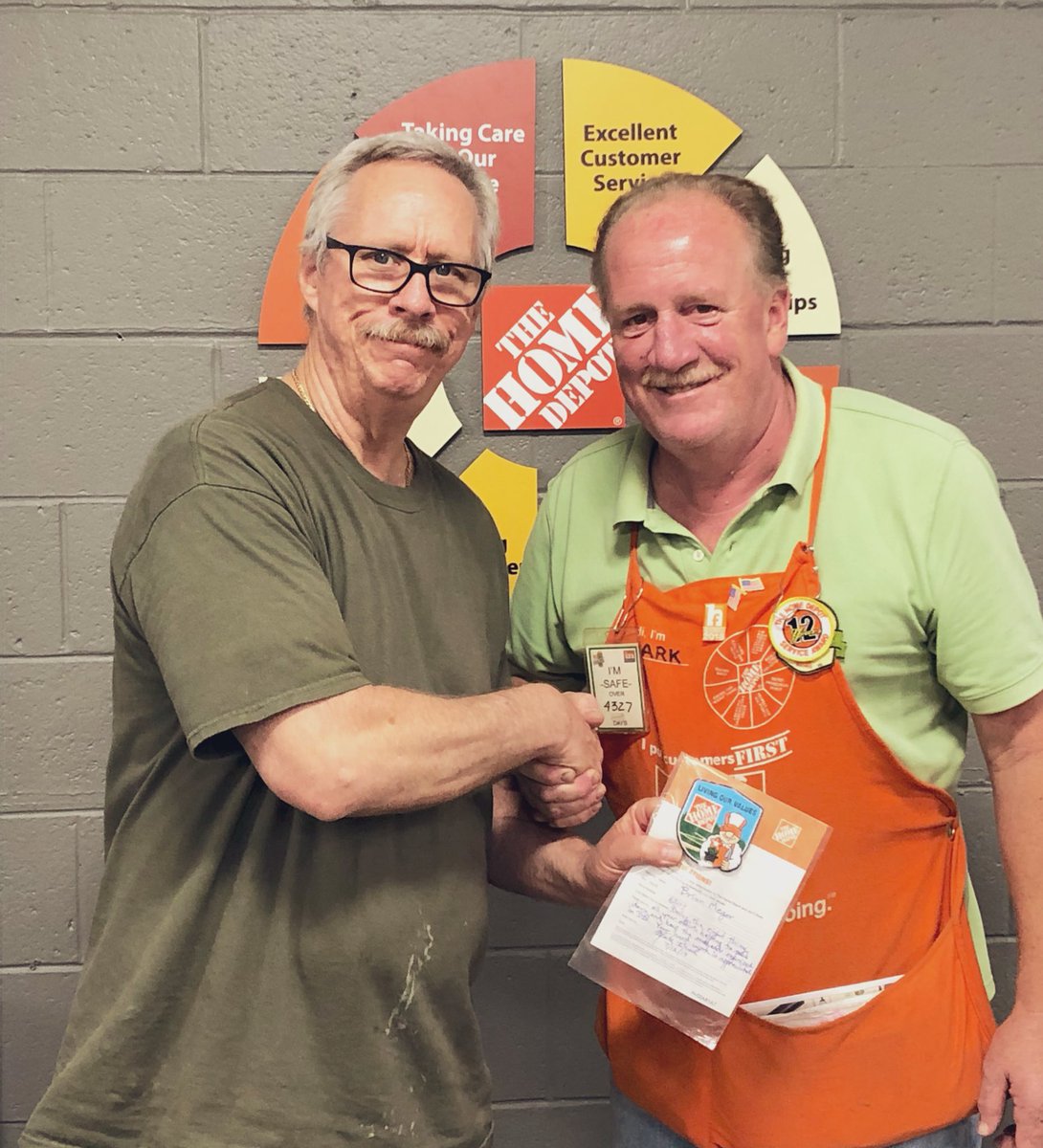 jane_pisani's tweet photo. Mark D28 recognizing #Mighty07’s night Department Supervisor Brian for an incredible job with freight and garden recovery this season. Your efforts don’t go unnoticed!  @JMeyerTHD @DianeRaymond26 @ShayThomasTHD https://t.co/nxEi1YqZfh
