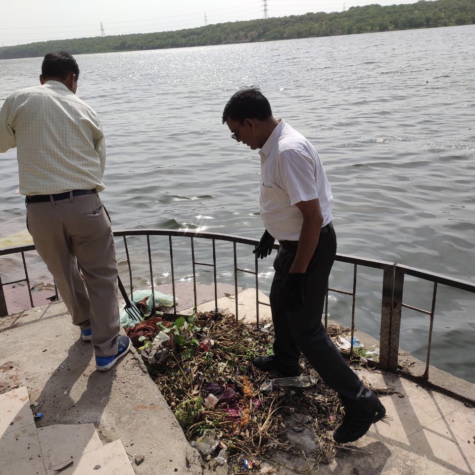 BPCLimited's tweet photo. Our team from Pipeline Division cleaned the ghats on the bank of Chambal river in #Kota #Rajasthan during #SwachataPakhwada activities, turning them into a tourist attraction for the locals https://t.co/pxfFo8wT79