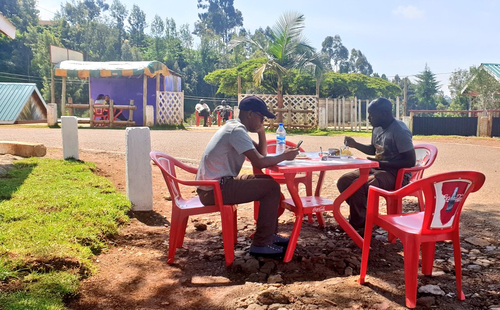 Back to Iten. Our guide has been Ken, who is also the manager at Iten View Point. Thats him with  @dgichuru. This is where you should stop and ask for their Kienyeji chicken and chapos made with carrots.
