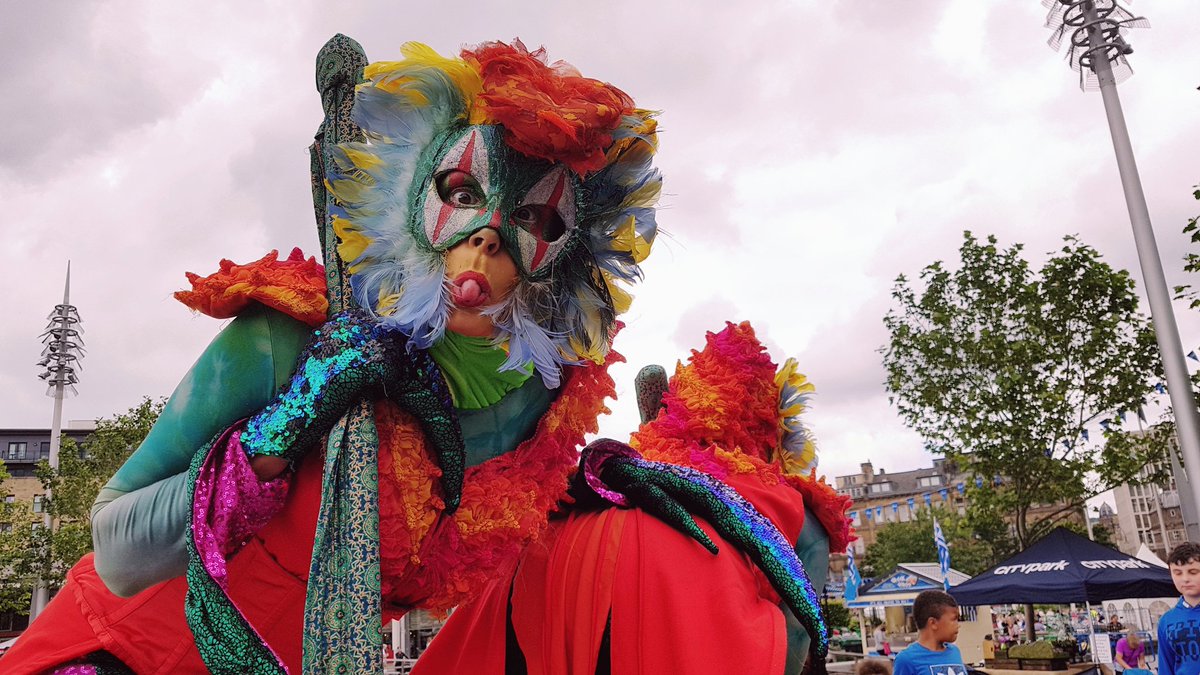 BDCulture_'s tweet image. . @anactabove Dragons stalk around @CityParkBD surprising and delighting crowds. #BradfordFestival