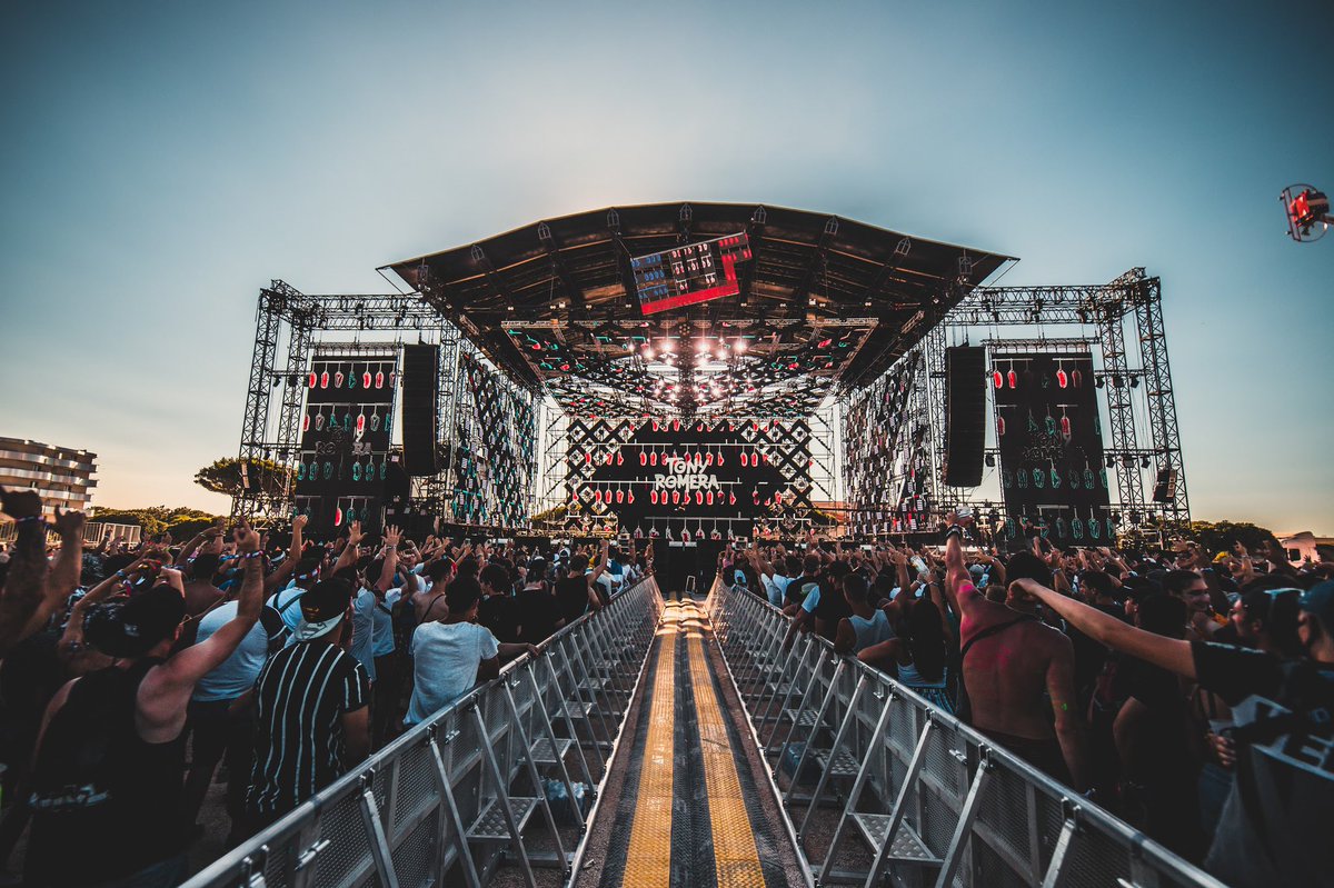TonyRomera's tweet photo. Merci @electrobeach !! Vous avez été incroyables... C’était choukar, VIVE LA FRANCE !! 🙏🏼🇫🇷❤️

📷 @ClubbingVision https://t.co/fEpyuP2TCs