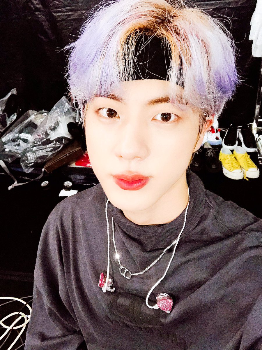 _daegu1995_'s tweet photo. Jin so handsome 💜💜💜#Jin #BTS @BTS_twt https://t.co/k4XbCY7MiP