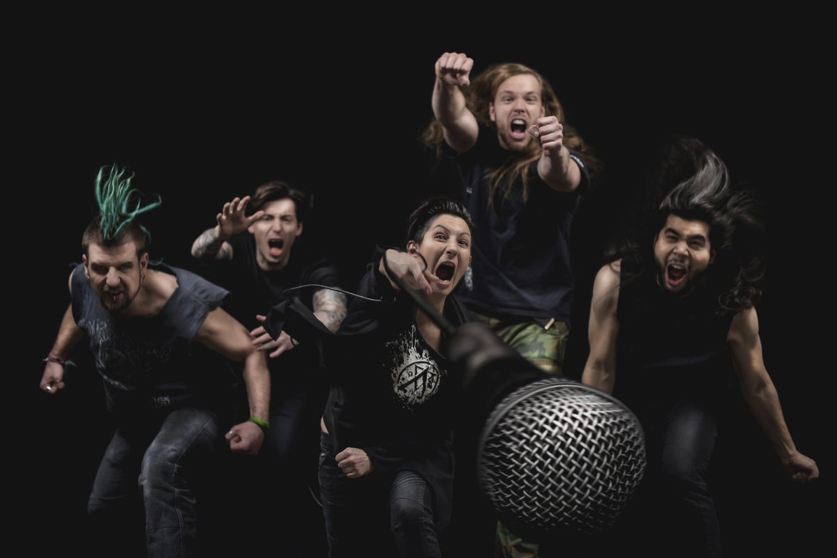 IngoSalmen's tweet photo. Plötzlich Headliner: Heute treten Arsen bei @RockImGruenen auf, Berlins größtem Newcomer-Open-Air. Die Band probt im @ORWOhaus in #Marzahn. Ein Interview über kreative Freiräume, Musik und Verantwortung - und ein Bier mit @dietotenhosen. #RiG2019 @TspLeute https://t.co/69Qtx1EPqz https://t.co/2rMvdEc29r