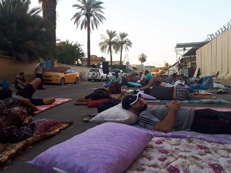 ANMARAD1's tweet photo. #Iraq 
#اعتصام_حملة_الشهادات_العليا يعتصم حمله الشهادات العليا منذ شهر على توالي مطالبين بالحصول على فرصه عمل تليق بهم كفاءات العراق تنام على الارصفه ملاين صرفت للحصول على هذه الشهادات اذا كانت من الدوله او من اصحابها لاي��كن تركها هكذا لان هذا يعتبر هدر للاموال والكفاءات https://t.co/tcjY2XGDhG