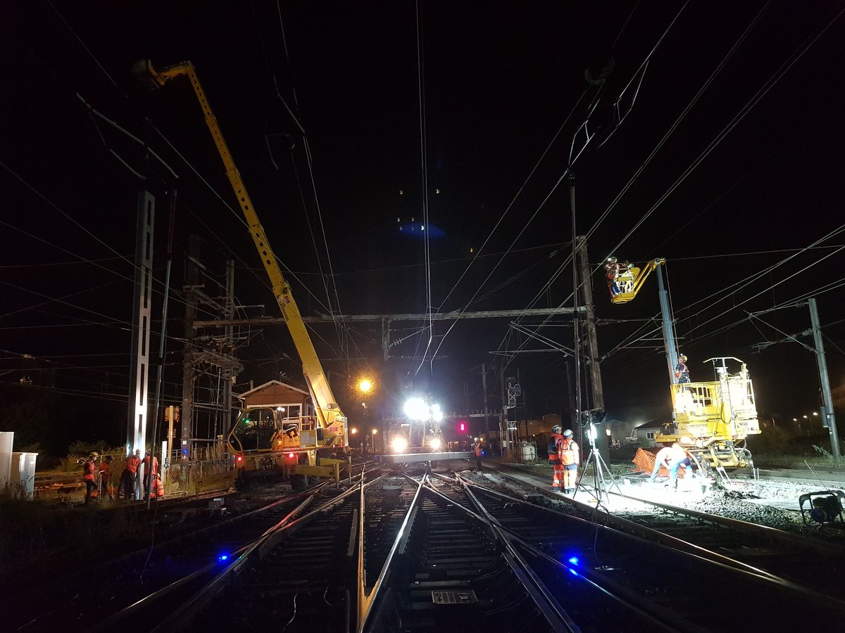 alan_juin's tweet photo. Nous continuons les travaux de remaniement catenaire en gare de #creil pour les nouveaux tracés #CCR avec @OFFROY_TSO_NGE et #uptravauxinfrapoleparisnord @
Encore 4 mois d'efforts fort avant la mise en service. https://t.co/2IgolCysXX