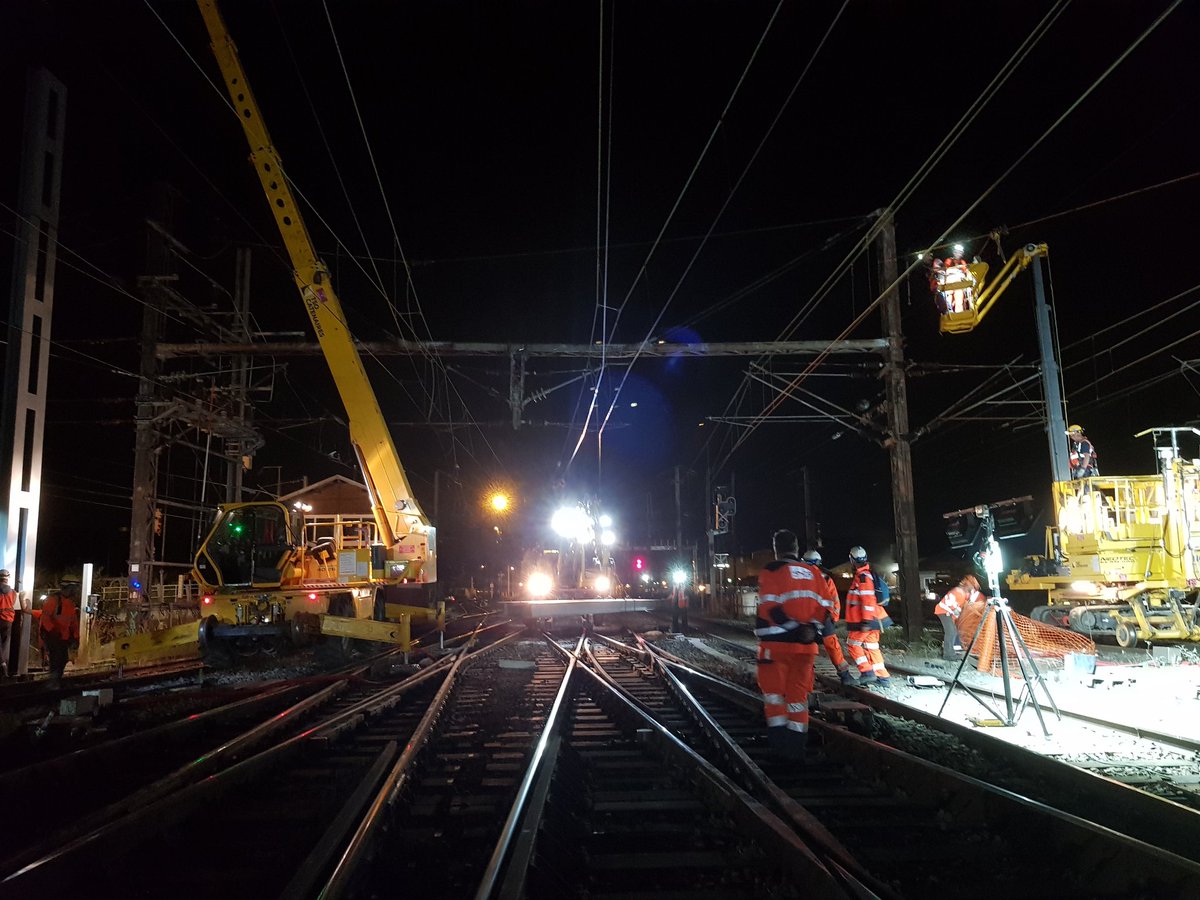 alan_juin's tweet photo. Nous continuons les travaux de remaniement catenaire en gare de #creil pour les nouveaux tracés #CCR avec @OFFROY_TSO_NGE et #uptravauxinfrapoleparisnord @
Encore 4 mois d'efforts fort avant la mise en service. https://t.co/2IgolCysXX