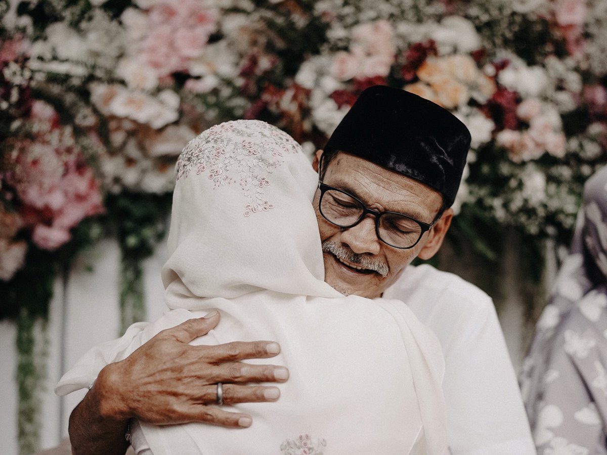 Sampai kapan pun, saya takkan pernah bisa menggantikan posisi Bapak di hati dia. Bapak tetap lelaki pertamanya, panutan yang membuatnya bisa sekuat sekarang. Tapi, izinkan saya untuk turut serta menemaninya melewati suka dan duka.
.
Pak, menjaga putrimu kini menjadi tugas saya