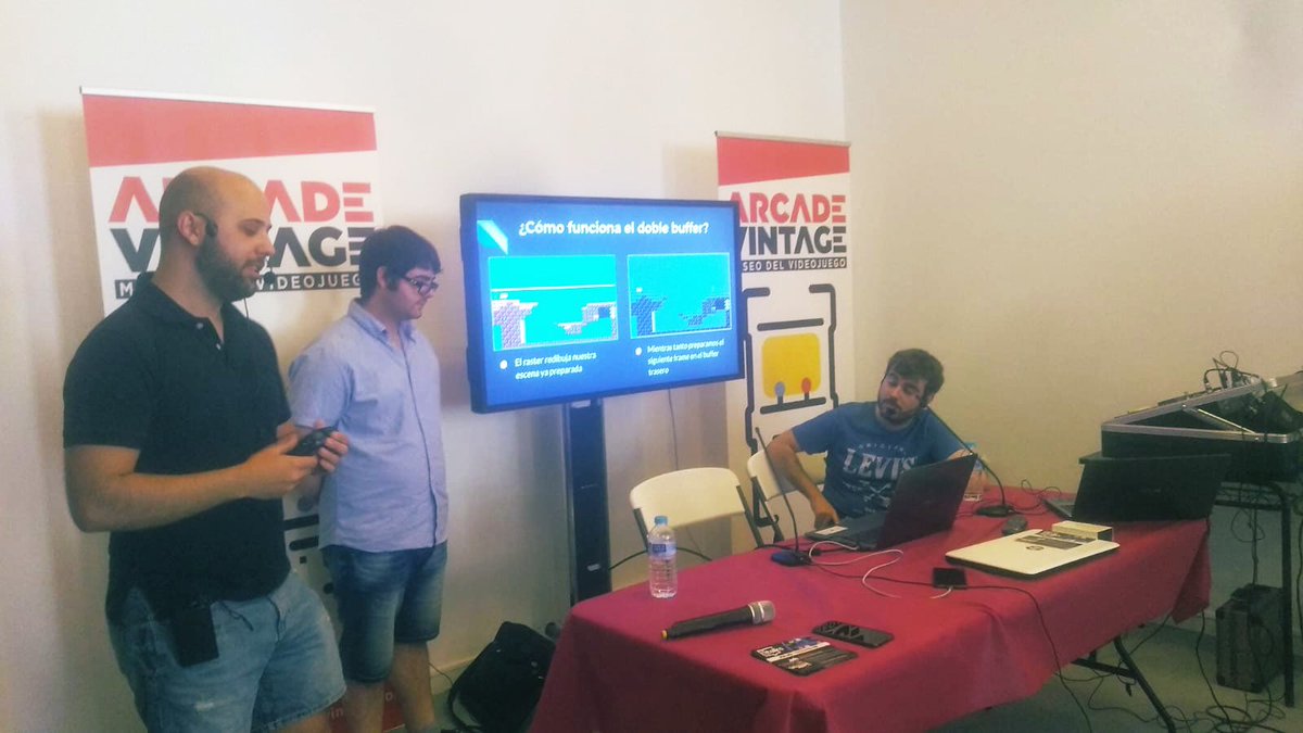 Arcade_Vintage's tweet photo. El Estudio de Desarrollo @UnknownDesign1 presentando el juego «77 Attempts», ganador del premio ‘Best student game’ en la pasada #CPCRetroDev2018 💪💪💪 Fantástica #ArcadeVintageTalk protagonizada por @byFlowee @vorixo y @cgr71ii 👏🏻👏🏻👏🏻 #CPC #MuseoArcadeVintage https://t.co/RmmcZU7lcf