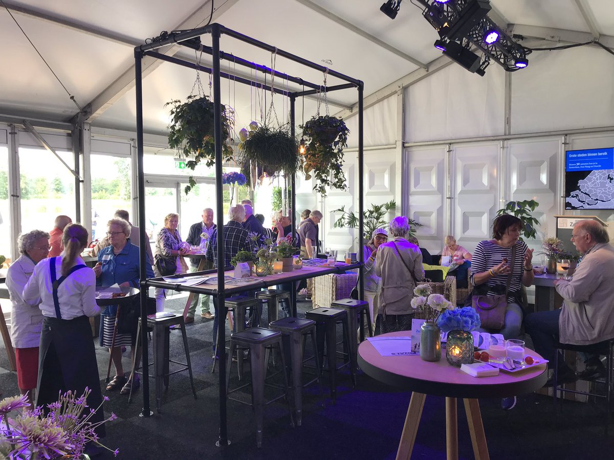 Zuidplas's tweet photo. Vandaag ontvangen we onze vrijwilligers &amp; mantelzorgers in de Zuidplas Lounge tijdens World Rowing Cup III 2019. Straks reiken de wethouders samen met vrijwilligers en mantelzorgers medailles + bloemen uit aan winnende atleten #paralympicrowing #rowing @WorldRowing #WRCRotterdam https://t.co/gqXNb2kR6I