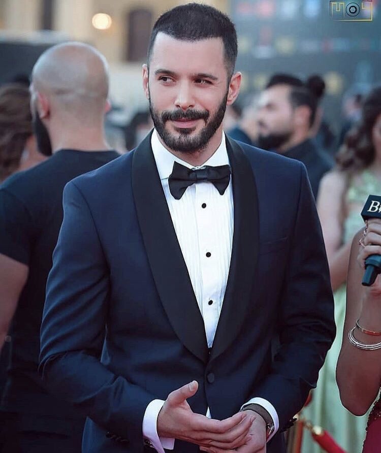TvDunyasii's tweet photo. Oyuncu Barış Arduç, Lübnan'da bu yıl 10'uncusu düzenlenen Beyrut Uluslararası Ödülleri gecesinde 'Yılın En İyi Erkek Oyuncusu' ödülünü aldı. Arduç, "Beyrut hep görmek istediğim bir şehirdi. Farklı coğrafyalardan takdir görmek gerçekten onurlandırıyor insanı" dedi. https://t.co/8oSYc0i1VO