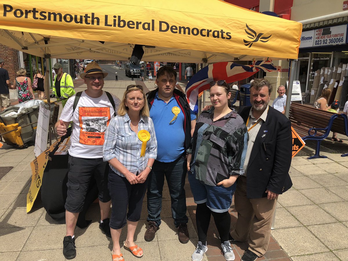 LeeHunt6's tweet photo. Just been joined by a couple of our hardworking #Portsmouth @LibDemNewbiesUK Sally and Alan who’ve been out delivering #Cosham #Hilsea @portsmouthld #Focus leaflets now helping our busy #LibDemChats streets stall with @Simon4Cosham and @AEuropeanBrit #WorkingAllYearRound https://t.co/Wy7419iAOY