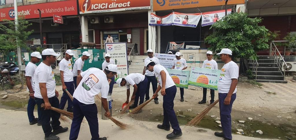 Anitasharma1310's tweet photo. Keep your surroundings clean and Green ... Swachh Bharat Abhiyan.. Awareness to the Staff working at Petrol pumps.....@HPCL @Rg03Goel @Rg03Goel https://t.co/JOH9qMCBeg