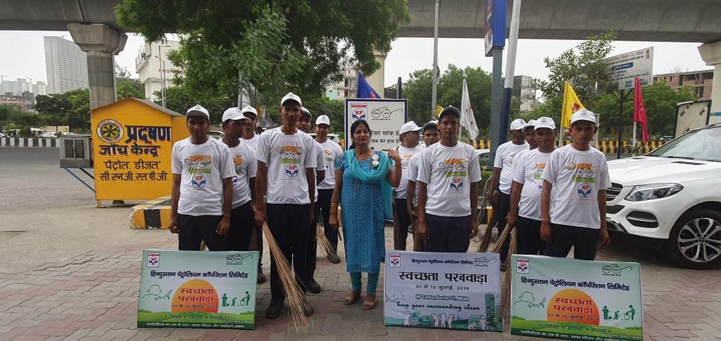 Anitasharma1310's tweet photo. Keep your surroundings clean and Green ... Swachh Bharat Abhiyan.. Awareness to the Staff working at Petrol pumps.....@HPCL @Rg03Goel @Rg03Goel https://t.co/JOH9qMCBeg