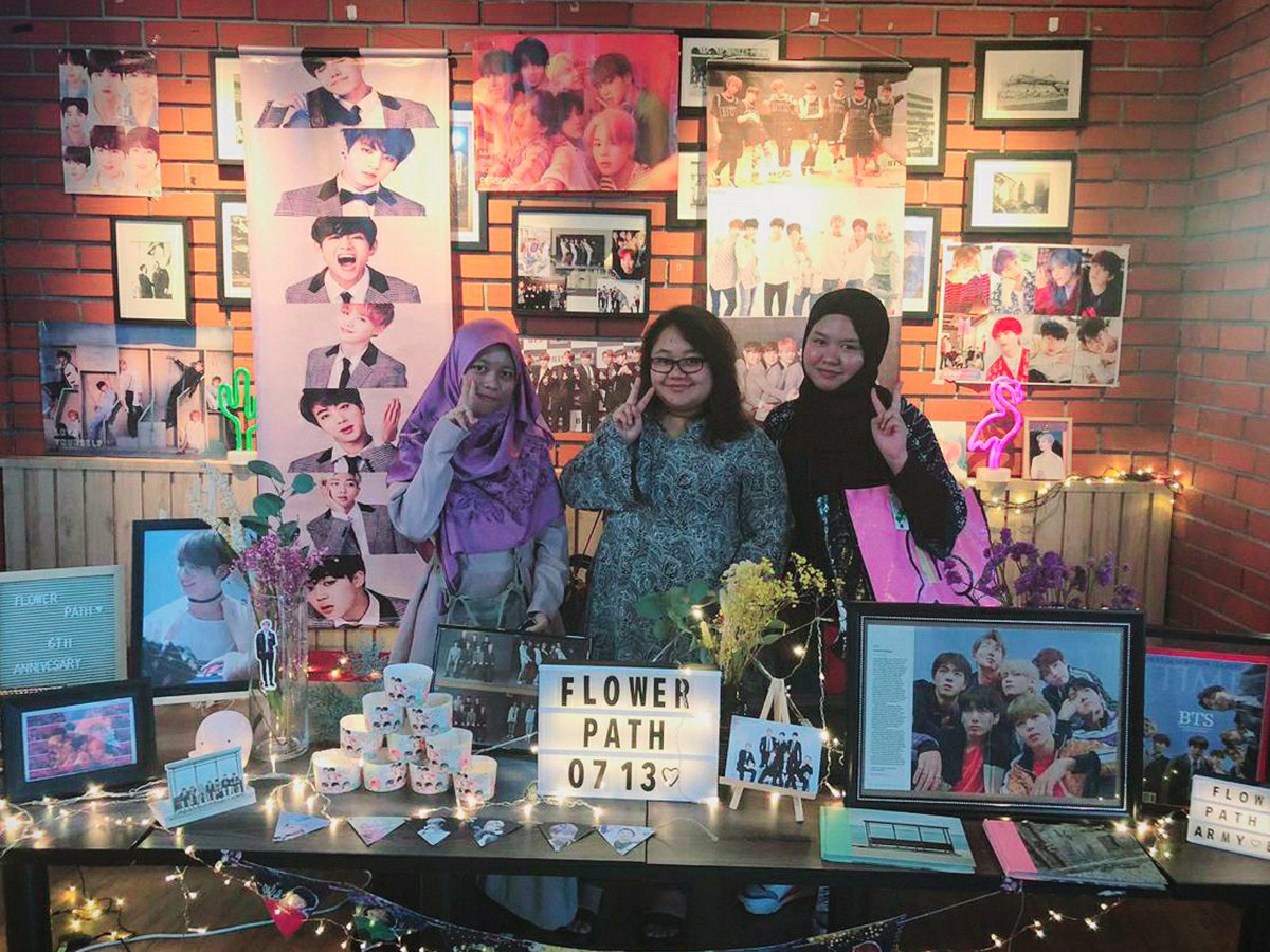 Olibermie's tweet photo. Let's meet again next!!!! Having fun with @wgeesuga and @eddowzartsy today.
Thanks everyone for a day wonderful.๐คฃ๐
#FlowerPathInKL https://t.co/GwppbUOi6b