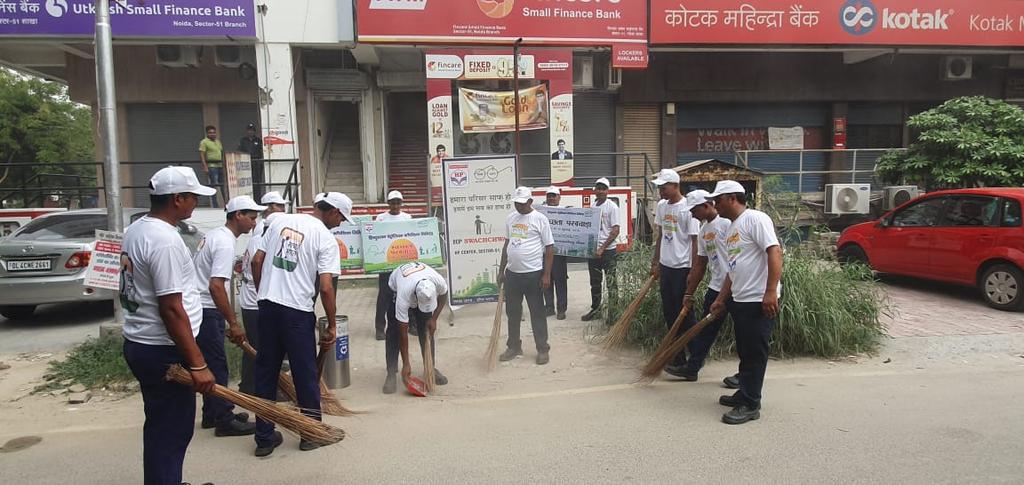 Anitasharma1310's tweet photo. Keep your surroundings clean and Green ... Swachh Bharat Abhiyan.. Awareness to the Staff working at Petrol pumps.....@HPCL @Rg03Goel @Rg03Goel https://t.co/JOH9qMCBeg