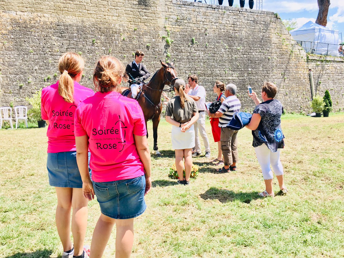 L’équipe protocolaire du <a href="/jumpingdeblaye/">Jumping de Blaye</a> est aux couleurs de la Soirée Rose des Amis du Jumping aujourd’hui ! Cavaliers, partenaires et Amis du #JumpingDeBlaye, RDV ce soir dès 23h dans le village des partenaires ! #Blaye2019