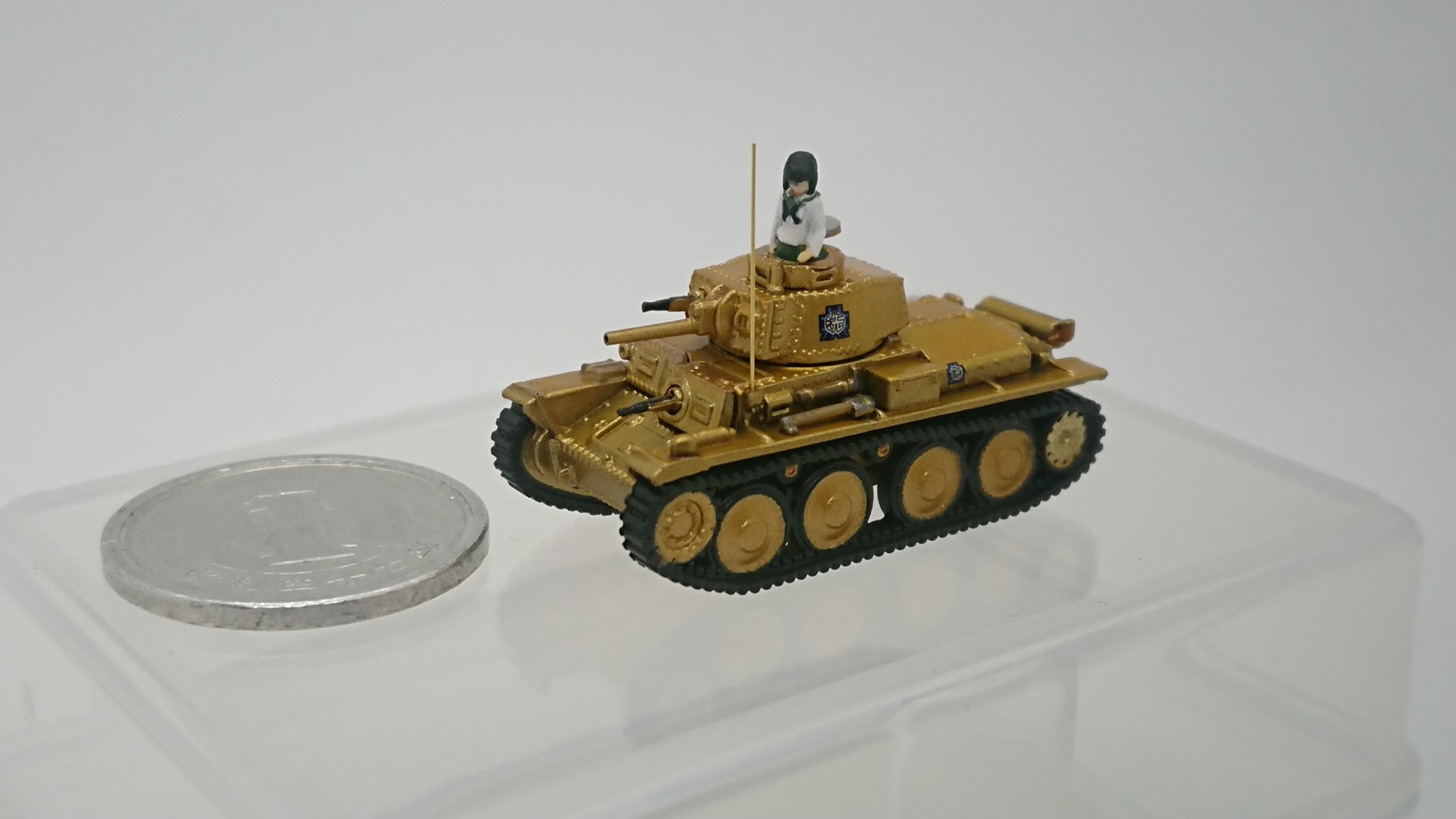 へいごろう ワールドタンクミュージアムキット5の38 T 戦車をガルパンのカメさんチーム仕様で制作しました シークレットの金色ではなく通常版をマーカーペンで金色に塗装してます あまり良く写ってませんが モノクル付けてます 1dayモデリングt製作