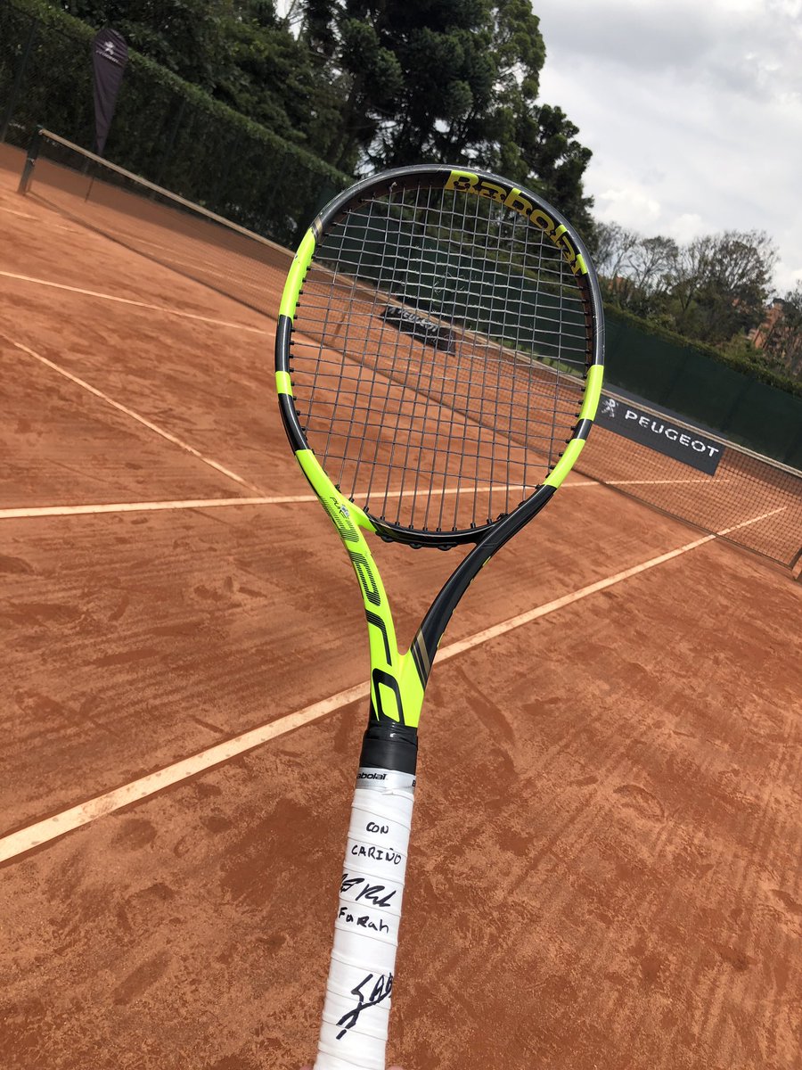 astor72's tweet photo. La raqueta de la suerte. Fuerza @juanscabal @RobertFarath_ 🏸💪🏻#CabalyFarah #Farah #Wimbledon #Wimbledon19 #cabal #WIMBLEDONxESPN #farath https://t.co/fJlXjXVs4t