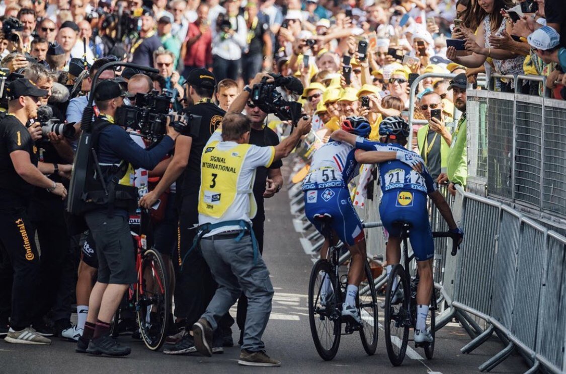 DansLaMusette's tweet photo. La French connection. La frontière de l’équipe a disparu pour se mettre au service du panache français ! #TDF2019 https://t.co/qXJFVHOX5E