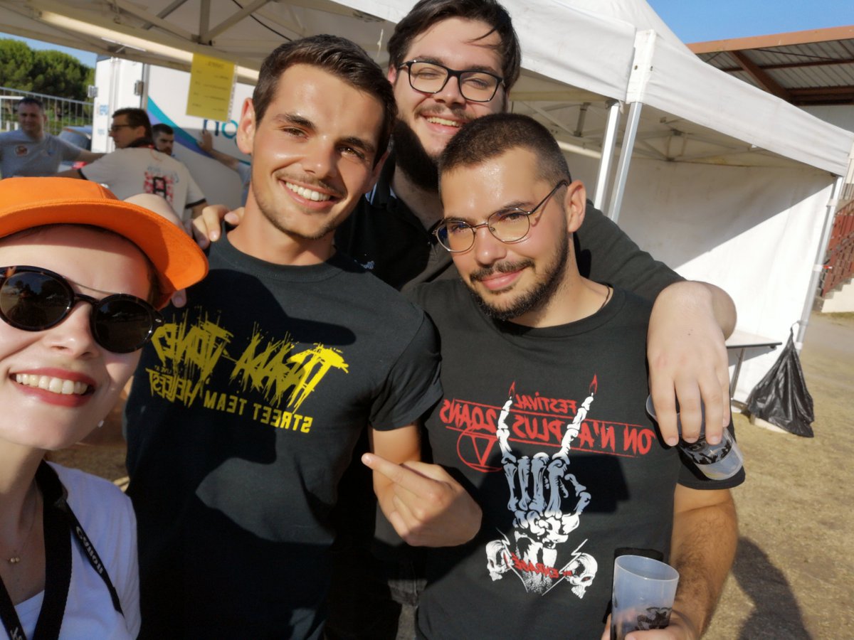 LongueJumelles's tweet image. #4Vents 🎉 La Street Team #tagadajones est présente !!! 🤘😎🍻
#TeamPromo #Punk #Hardcore #Rock #Groupe #Musique #Feu #show